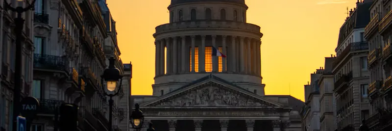 Le Panthéon au coucher du soleil, au bout d'une rue du 5e arrondissement
