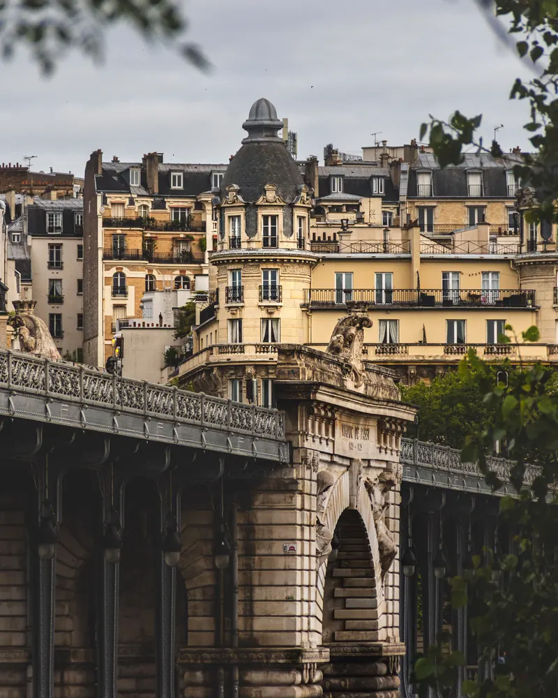 Le pont de Bir-Hakeim et des immeubles de pierre de taille, Paris 15e